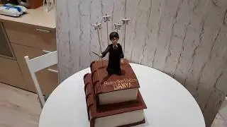 Торт из книг с фигуркой