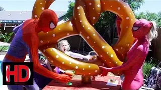 エルザ スパイダーマンSuperhero Pool Party with Giant candy food! spiderman & pink spider girl and frozen elsa