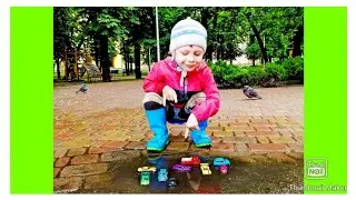 Егорка ищет машинки в грязи и купает их в луже. Egor plays cars in the mud and in a puddle.