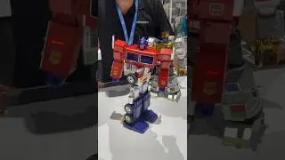 Amazing Transforming Optimus Prime & Grimlock Robots at Comic Con | Transformers