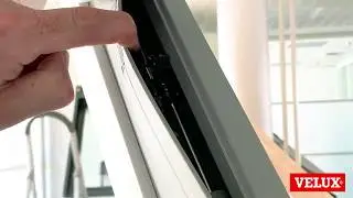 Lifting Device - hook engagement on a VELUX top hung roof window