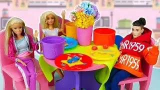 У куклы БАРБИ чаепитие! - Весёлые игры готовить. Лепим из пластилина Плей До. Видео куклы Barby