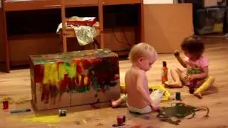 Двойняшки Чебурашки. Сашенька и София красят коробку.