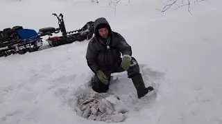 РЫБУ ДОЛГО ИСКАТЬ НЕ ПРОШЛОСЬ.В ПЕРВОЙ ЖЕ ЛУНКЕ ПОКЛЕВКА И КТО ТО ТЯЖЕЛЫЙ ПОДВИС.ЗИМНЯЯ РЫБАЛКА.