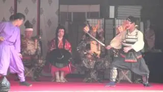 Purple-clad Female Ninja vs Samurai - Ninja Chanbara (sword-fighting) Fun