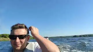 парад катеров с российским триколором на празднике в честь дня российского флага.