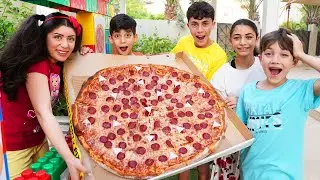 Jason and Friends Order The Largest Pizza in the World