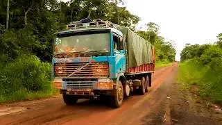 Les inondations n'arrangent pas les affaires de ce routier en Bolivie