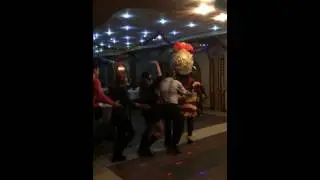 Девушка трется об колена мужика .