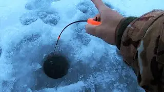 НИЧЕГО НЕ МОГУ С НИМ СДЕЛАТЬ! ОН ПРОСТО ВСТАЛ! ЭТО НАШ КЛИЕНТ! Зимняя рыбалка на мормышку 2022!