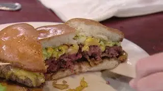 Gordon Ramsay gets served a RAW burger ( Kitchen Nightmares )