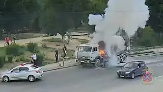 В Волгограде на перекрестке спонтанно загорелся КАМАЗ