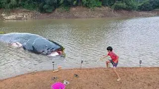 Full video of an orphan boy fishing and making fish traps