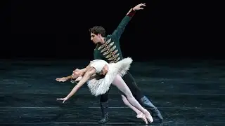 Swan Lake – Act II pas de deux (Francesca Hayward, Cesar Corrales; The Royal Ballet)