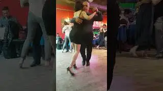 Pasos y abrazo de tango en la pista de la milonga, baile de tango social Buenos Aires