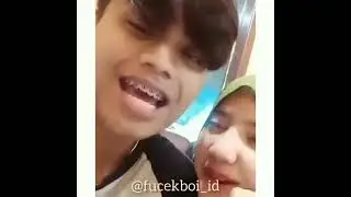 cewek cantik berhijab ciuman