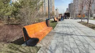 В сквере ( парке ) Некрасовка установили новые лавочки. 15.04.2025г.