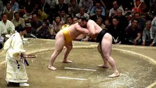 Yokozuna Hakuho (14-0) - Ozeki Kotooshu (9-5) , Sumo : Natsubasho 2010