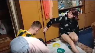 Birthday. We play twister. День рождения. Играем в твистер.