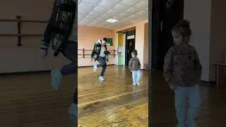 Малышка крутышка😍Повторила танец😮