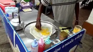 Тайские блины из банановой муки с бананами и сгущённым молоком. Уличная еда. Бангкок. Таиланд.