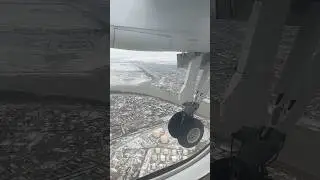 Город Атырау и река Урал с высоты полета самолета.
