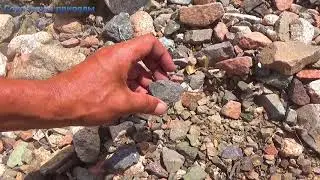 В речных камнях очень много слюды. There is a lot of mica in river stones.