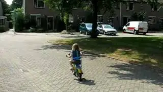 Benthe fietst zonder zijwieltjes