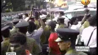 sirasa newsfirst - Duminda Silva walks into the midst of Wanathamulla protestors15022014