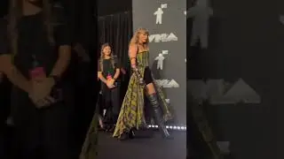 PAREN TODO LA REINA @taylorswift LLEGÓ a los 