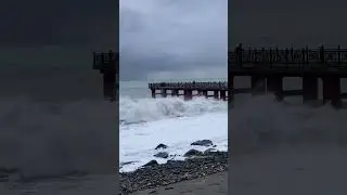 Где мозги?! Женщину с коляской чуть не смыло в море во время шторма в Адлере.  