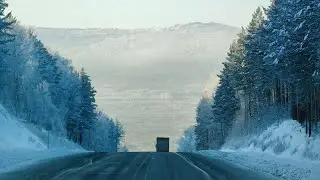 Дтп на трассе, фура опрокинулась на бок. На обочинах стоят много замёрзших большегрузов.