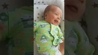 НОВОРОЖДЕННЫЙ АГУКАЕТ И УЛЫБАЕТСЯ 