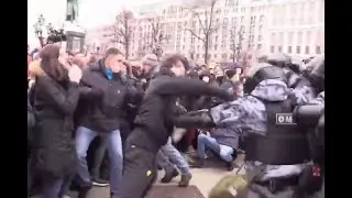 Чеченец против толпы ОМОНА на митинге 23.01.2021! Слова перед дракой!