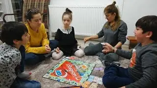 AYAK KOKLAMA EKİBİ  monopoly oynuyor.ortalık curcina