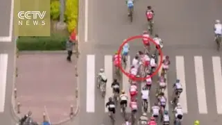 Jaywalker causes bicycle pileup chaos at Qinghai race