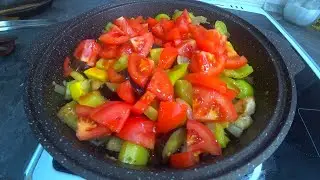 Овощное соте с куриной грудкой .