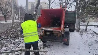 Гілкоруб SHKIV на службі чистоти в м. Черкаси Обрізка дерев та переробка гілля для опалення.