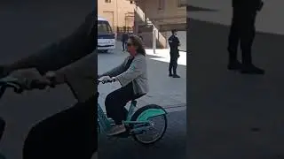 Teresa Ribera pasea en bici en defensa del medio ambiente con dos coches oficiales escoltándola