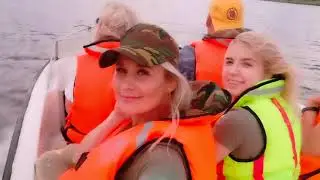 НА КАТЕРЕ ПО МУХОВЦУ / ДАЧА НА БЕРЕГУ РЕКИ, СЕЛИ В ЛОДКУ И ПОМЧАЛИ👌🛥️ ПОГОДА БЫЛА ОЧЕНЬ ДОЖДЛИВАЯ