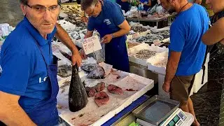 Mercato della Pignasecca in Naples. Street food in Naples. Pignasecca Market