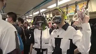 Un desfile en el metro para la Semana de la Moda de Taipéi