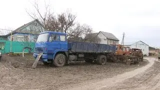 «Горячая линия». Фермер устроил стоянку спецтехники прямо на улице