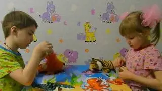 Ребятки Котятки открывают киндеры 12.17