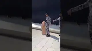 اصرار فتاة على تقبيل الحجر الاسود رغم المنع اكثر من مرة
