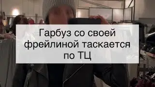 Юля копирует Вику и держит за обслугу, чтобы хоть так показать свое превосходство, ведь больше никак