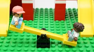 PARCO GIOCHI COSTRUITO CON MATTONCINI LEGO DUPLO / VIDEO BAMBINI CON ALTALENE E SCIVOLI / LEGOLA