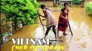 Flooding in Vietnam, water carries people away