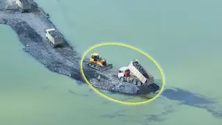 Incredible !! SHANTUI Pushing Rock Bulldozer, SHACMAN transports rock staff in the lake1