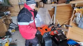 Ставлю стекло и меняю масло на самодельном снегоходе